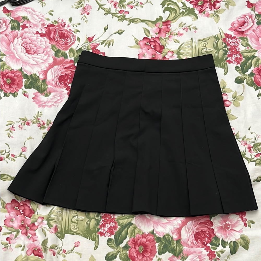 Uniqlo Classic Black Pleated Skirt